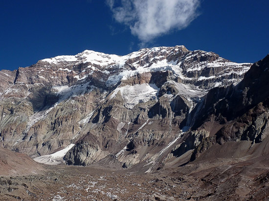 Aconcagua (6 962 m n. m.), tři kilometry šotoliny a ledu.
