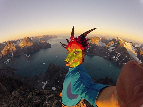 Mike Libecki na vrcholu v Grnsku v masce roku draka. Foto: Mike Libecki