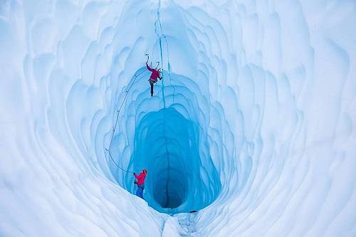 Lucka Hrozov leze v ledov jeskyni na ledovci Byron na Aljace.