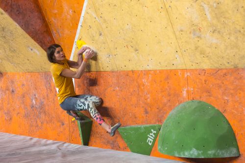 Karina se sousted na tvrtm bouldru