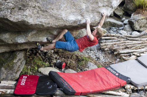 Finlov boulder u horskho potoka - Ondra pokrauje v pokusu