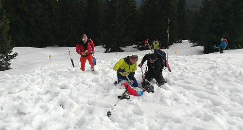 7 Vlaviniti mli astnci zachrnit dva zasypan leny Horsk sluby Rokytnice nad Jizerou