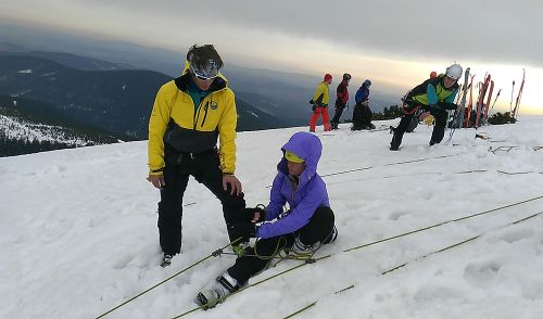 10 Ncvik vytahovn ztrhliny pod dohledem horskho vdce Karla Ke