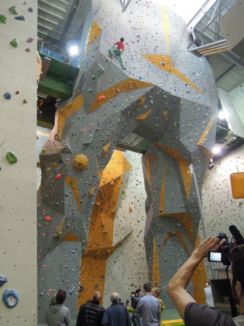 Adam Ondra pedvd novinm, jak se leze na uml stn.