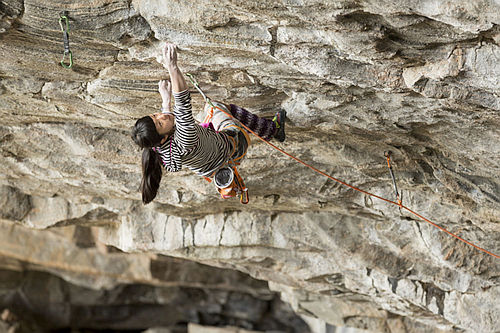 Ashima Shiraishi leze v jeskyni Flatanger v Norsku. Foto: Brett Lowell