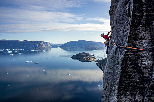 Sean Villanueva O Driscoll leze na Bafiinovch ostrovech, Kanada. Foto: Ben Ditto