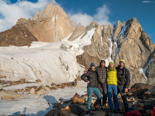 Lezci v C3, v pozad Pik Alexandra Bloka 5239m 