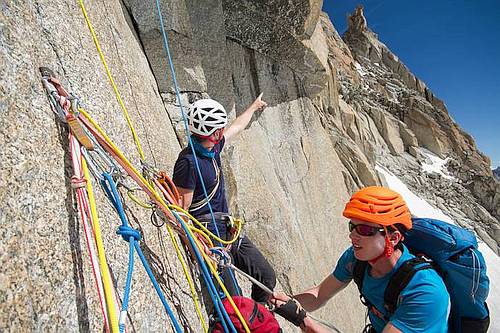 Honza Zbranek a Matj Svojtka (vpravo) v cest Voie Petit 8b na Grand Capucina, Chamonix, foto S. Mit