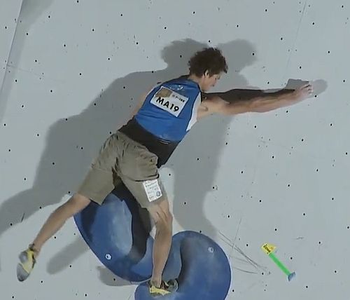 Adam Ondra v semifinle boulderingu