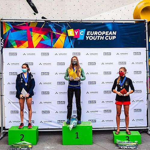 podium Elika Adamovsk