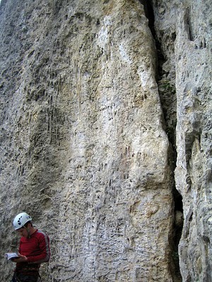 vlavo platne 6a+ az 6c, vpravo sprou - Al Caselzer, 20m/5c